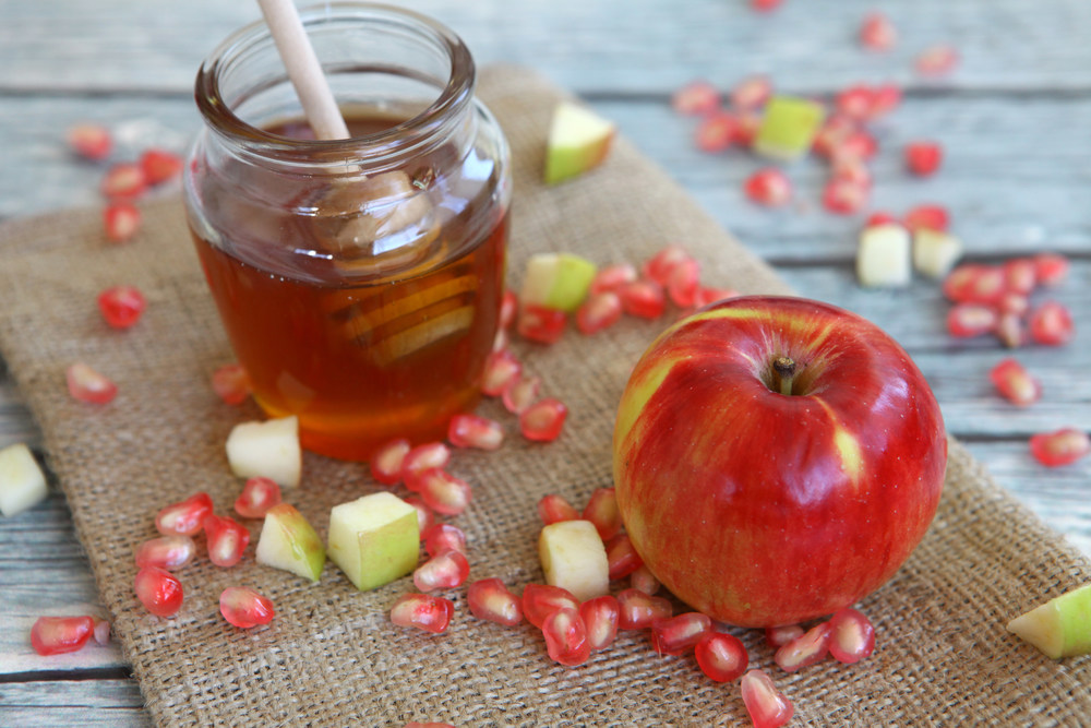 Why Jews Dip Apples In Honey On Rosh Hashanah And Why Vegans Say The ...